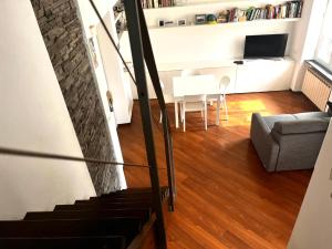 uma sala de estar com uma escada e um sofá em Apartment in Arzela em La Spezia