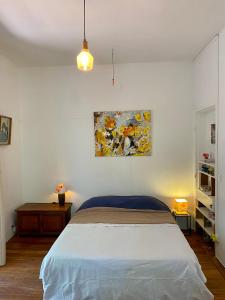 - une chambre avec un lit et une peinture murale dans l'établissement L’Atelier room, à Saint-Denis