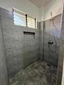 uma casa de banho com um chuveiro e uma janela em Panglao Bamboo Oasis em Panglao