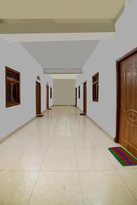 an empty room with white walls and a long hallway at OYO Flagship Mamta Hotel in Hājīpur