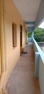 an empty hallway of an empty building with a hallway at Arunachala Mountain View House in Tiruvannāmalai