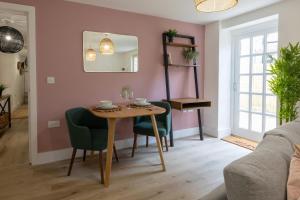 uma sala de estar com uma mesa e cadeiras e um espelho em Regency Court em Southampton