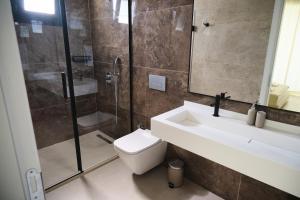 Ванная комната в Ashta Nordic Suite