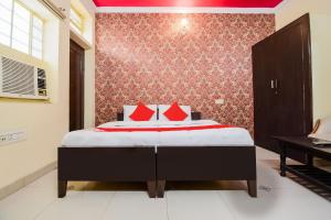 Voodi või voodid majutusasutuse Collection O Hotel Rajwada Palace toas