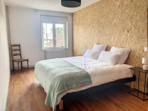 Un dormitorio con una cama grande y una ventana en Plages 1km maison calme avec cour TY ker chouers, en Lingreville