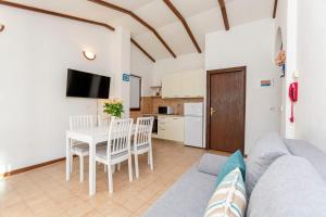 salon z kanapą i stołem w obiekcie Apartments MARIJA w mieście Okrug Donji