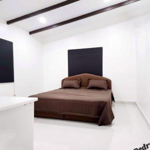 1 dormitorio con 1 cama en una habitación blanca en Mstys Coastal Escape, en Sigatoka