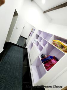 シンガトカにあるMstys Coastal Escapeの白いキャビネットと黒い床が備わる客室です。