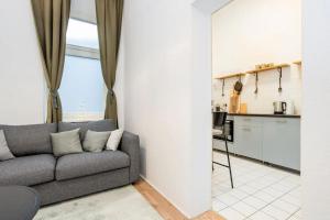 salon z kanapą i kuchnią w obiekcie Newly furnished apartment for up to 6 people w Berlinie
