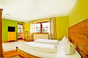 duas camas num quarto com paredes verdes em ZugspitzApps em Ehrwald