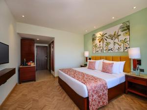 Postel nebo postele na pokoji v ubytování Daiwik Hotels Rameswaram