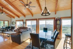 uma sala de estar com uma ventoinha de tecto e uma mesa em Blowing Rock Home with Hot Tub and Mountain-View Deck! em Blowing Rock
