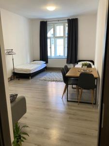 sala de estar con mesa y cama en Apartmány na Trojce, en Žatec