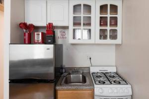 Kjøkken eller kjøkkenkrok på Warm 1-Bedroom Apt in Manhattan