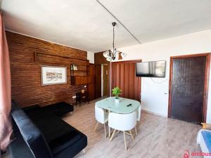 - un salon avec un canapé et une table dans l'établissement Oasis a 50m del Mar, à Grao de Castellón