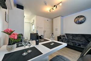 cocina y sala de estar con copas de vino en la barra en View&Wine en Veliko Trgovišće