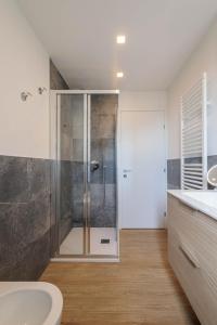 REVO Apartments - Rocca Fiorita tesisinde bir banyo