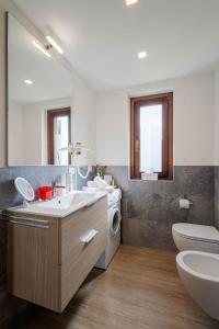 REVO Apartments - Rocca Fiorita tesisinde bir banyo