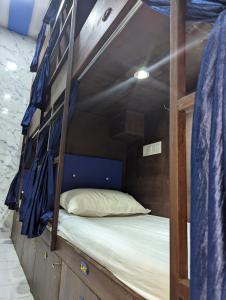 - une chambre avec des lits superposés dans l'établissement Ayala PG Dormitory, à Mumbai