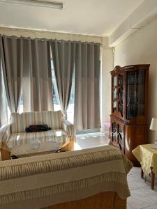 uma sala de estar com um sofá e uma grande janela em Dimitra's House em Gómfoi