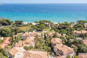 una vista aerea di una casa e dell'oceano di Résidence Pierre & Vacances L’Anse De Pramousquier a Le Lavandou