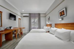 TV in/ali zabaviščno središče v nastanitvi Protea Hotel by Marriott Klerksdorp