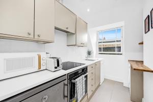 Кухня или мини-кухня в Loft apartment in Broadway Market
