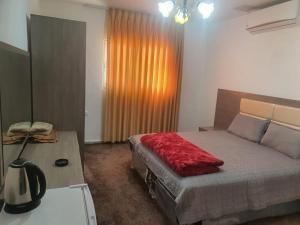 Postel nebo postele na pokoji v ubytování Alfares Hotel