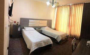 Postel nebo postele na pokoji v ubytování Alfares Hotel