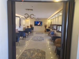 TV a/nebo společenská místnost v ubytování Alfares Hotel
