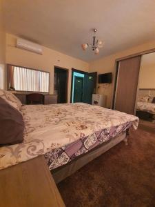 Postel nebo postele na pokoji v ubytování Alfares Hotel