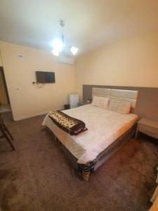 Postel nebo postele na pokoji v ubytování Alfares Hotel