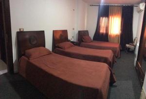 Postel nebo postele na pokoji v ubytování Alfares Hotel