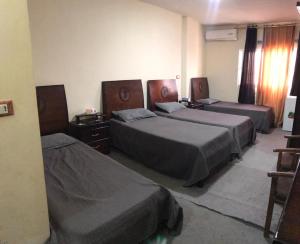 Postel nebo postele na pokoji v ubytování Alfares Hotel