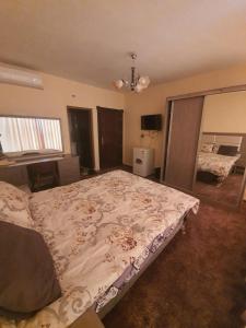 Postel nebo postele na pokoji v ubytování Alfares Hotel