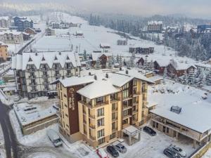 una vista aerea di una città con edifici coperti da neve di Gold Palace Bukovel a Bukovel