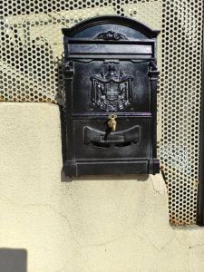 a black box on the side of a wall at Chambre atypique : La Grotte in Bez-et-Esparon