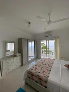 um quarto com uma cama, uma cómoda e uma janela em Reve Blêu em Glacis