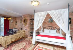 Un pat sau paturi într-o cameră la Brooch Boutique Hotel