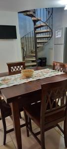 un tavolo in legno con sedie e una ciotola in cima di Housalento a Francavilla Fontana