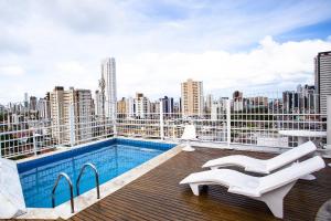 uma piscina no último piso de um edifício com um horizonte da cidade em Studio Manaíra #906 - Suíte em Jampa por Carpediem em João Pessoa