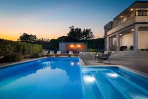 - une piscine dans l'arrière-cour d'une maison dans l'établissement Villa Salvador villa in Dicmo, private pool, à Dicmo