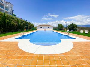 - une piscine au milieu d'une cour dans l'établissement Pretty Place apartamento de vacaciones, à Manilva