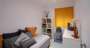 ein Schlafzimmer mit einem Bett und einem Schreibtisch mit Stuhl in der Unterkunft Apartamento Virgen del Remedio in Novelda