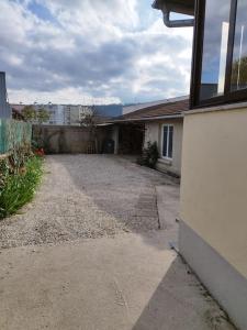 an empty driveway of a house with a building at L'hirondelle du faubourg in Bar-sur-Aube
