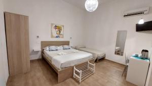 een slaapkamer met een bed in een kamer bij B&B La mia Isola in Castelluzzo