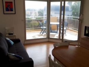 sala de estar con sofá y mesa en Coralline, Appartement lumineux à 2 pas de la mer., en Wimereux