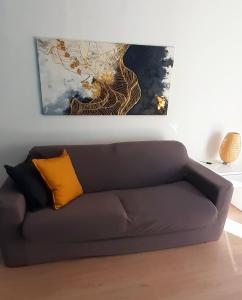 Vesuvia في نابولي: أريكة بنية في غرفة المعيشة مع لوحة