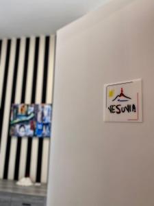 Vesuvia في نابولي: علامة على جدار في الغرفة