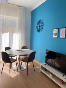 Vesuvia في نابولي: غرفة معيشة مع طاولة وكراسي وساعة